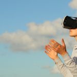 Kasvava virtuaalitodellisuuden trendi: Kuinka VR muuttaa viihdettä ja liiketoimintaa